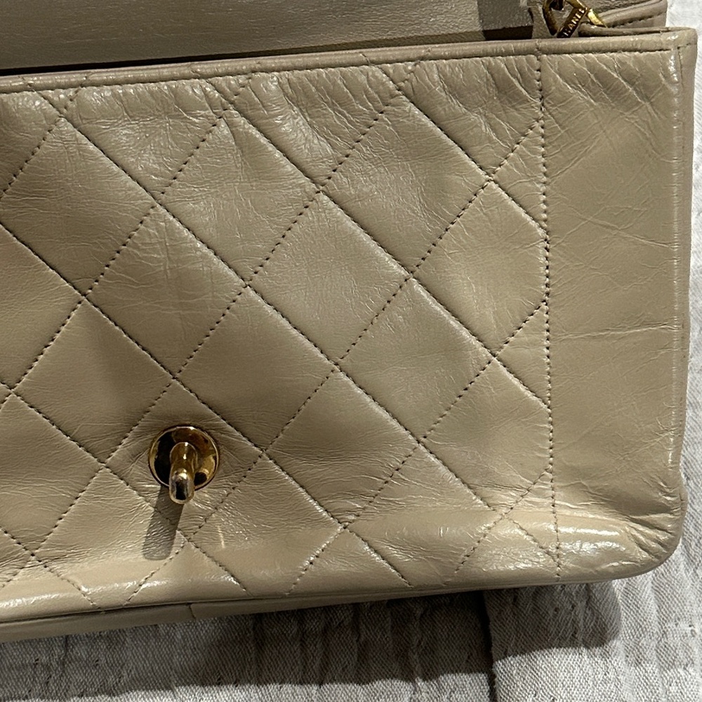 CHANEL Beige Quilted Shoulder Bag with Gold Chain - Picture 16 of 16